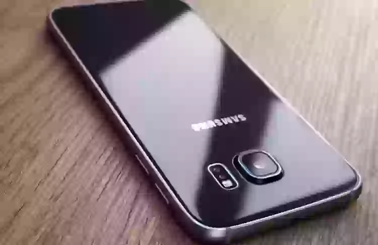 Samsung начала обновлять смартфоны семилетней давности. Но не все
